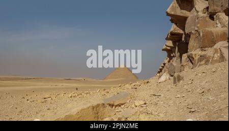 Primo piano della struttura della piramide piegata a Dahshur, basso Egitto con la piramide rossa sullo sfondo Foto Stock