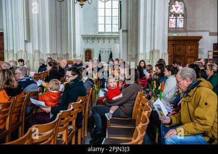 Si vede ascoltare il reverendo durante una breve storia religiosa all'interno della chiesa. Nell'ambito del 750th° anniversario della Sint Stevenskerk (Chiesa di Santo Stefano), la prima domenica del mese si organizzano una serie di celebrazioni speciali. A causa della Domenica delle Palme e dell'inizio della settimana Santa a Nijmegen, si tenne una processione delle Palme. La processione era guidata da una ragazza su un asino e accompagnata da bambini con i loro genitori che tenevano rami di palma. Camminarono dallo Stevenkerk al Valkhof capel. Foto Stock