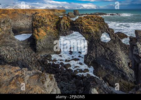 Gatklettur ('Arco di Hellnar'), un meraviglioso arco roccioso e una costa basaltica ad Arnarstapi, penisola di Snæfellsnes, Islanda. Foto Stock