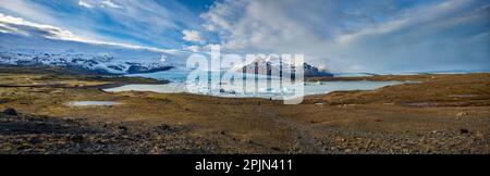 Islanda, Vista del ghiacciaio Fjallsjokull e del lago Fjallsarlon. Foto Stock