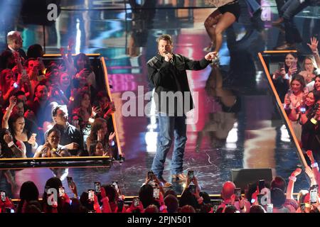 Il cantante BLAKE SHELTON suona sul palco ai Country Music Television (CMT) Music Awards 2023 che si sono tenuti per la prima volta ad Austin, Texas, il 2 aprile 2023 al Moody Center, prima che una folla si sia esaurita. Credit: Bob Daemmrich/Alamy Live News Foto Stock