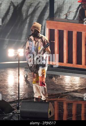 Austin chitarrista e cantante GARY CLARK JR. Suona un tributo ad un altro chitarrista di Austin, Stevie Ray Vaughn, in scena al Country Music Television (CMT) Music Awards 2023 tenutosi per la prima volta ad Austin, Texas, il 2 aprile 2023 al Moody Center, prima che una folla si sia esaurita. Credit: Bob Daemmrich/Alamy Live News Foto Stock