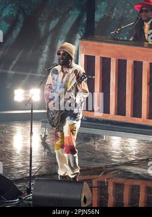 Austin chitarrista e cantante GARY CLARK JR. Suona un tributo ad un altro chitarrista di Austin, Stevie Ray Vaughn, in scena al Country Music Television (CMT) Music Awards 2023 tenutosi per la prima volta ad Austin, Texas, il 2 aprile 2023 al Moody Center, prima che una folla si sia esaurita. Credit: Bob Daemmrich/Alamy Live News Foto Stock