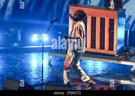 Austin chitarrista e cantante GARY CLARK JR. Suona un tributo ad un altro chitarrista di Austin, Stevie Ray Vaughn, in scena al Country Music Television (CMT) Music Awards 2023 tenutosi per la prima volta ad Austin, Texas, il 2 aprile 2023 al Moody Center, prima che una folla si sia esaurita. Credit: Bob Daemmrich/Alamy Live News Foto Stock