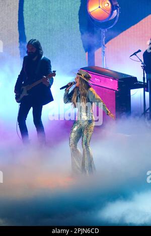 Il cantante LAINEY WILSON suona sul palco ai Country Music Television (CMT) Music Awards 2023 che si sono tenuti per la prima volta ad Austin, Texas, il 2 aprile 2023 al Moody Center, prima che una folla si sia esaurita. Credit: Bob Daemmrich/Alamy Live News Foto Stock