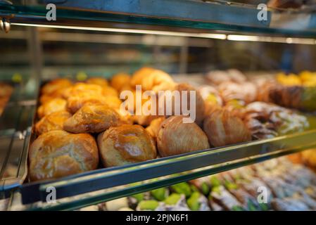 Pasticcini freschi in esposizione nel negozio. Foto Stock