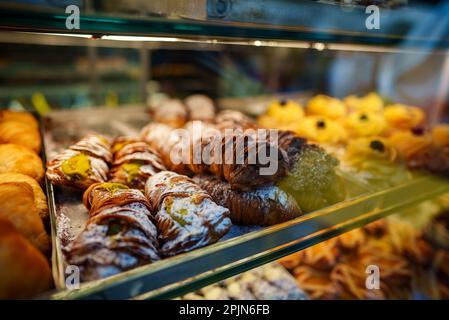 Pasticcini freschi in esposizione nel negozio. Foto Stock