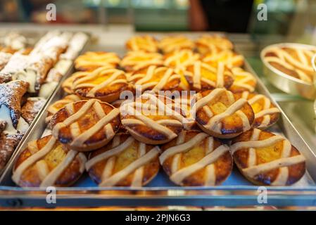 Pasticcini freschi in esposizione nel negozio. Foto Stock