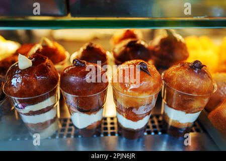 Tradizionale baba au rhum dolci italiani. Foto Stock