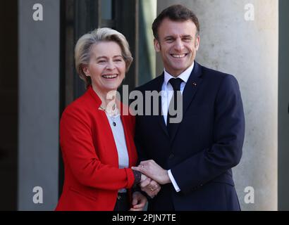 Parigi, Francia. 3rd Apr, 2023. Il presidente francese Emmanuel Macron (R) accoglie con favore il presidente della Commissione europea in visita, Ursula von der Leyen, al Palazzo Elysee di Parigi, in Francia, il 3 aprile 2023. Credit: Gao Jing/Xinhua/Alamy Live News Foto Stock