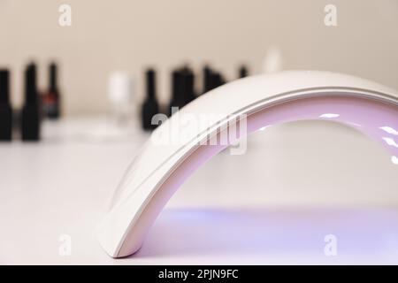 Lampada a LED ultravioletta per l'asciugatura di smalto per unghie e vasetti con gel lucidanti. Manicure e pedicure. Foto Stock