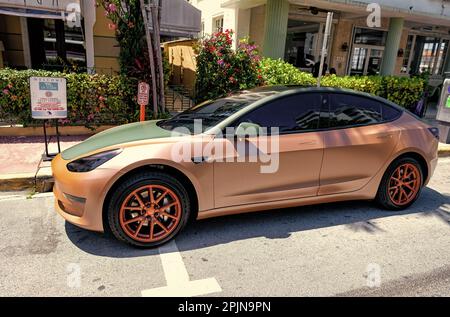 Miami Beach, Florida USA - 14 aprile 2021: tesla model y Orange matte 2019, vista laterale. Foto Stock