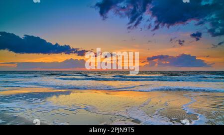 Una splendida alba riflette la luce sull'Oceano Atlantico al Hunting Island state Park South Carolina. Foto Stock