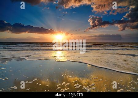 Splendida alba sulla spiaggia del parco statale di Hunting Island, South Carolina. Foto Stock