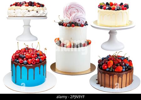 Set di diverse torte estive decorate con frutti di bosco freschi, mirtillo, fragola, lampone, ciliegia isolata su sfondo bianco Foto Stock