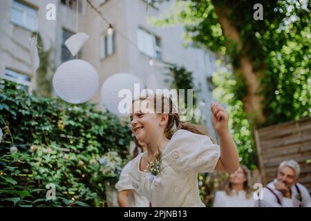 Bambina che si diverte a una festa di nozze all'aperto. Foto Stock