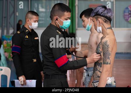 Bangkok, Thailandia. 02nd Apr, 2023. Un giovane viene sottoposto a un esame fisico durante un appello di riscatto militare presso la Wat Phai Tan School di Bangkok, Thailandia, il 2 aprile 2023. (Foto di Teera Noisakran/Pacific Press/Sipa USA) Credit: Sipa USA/Alamy Live News Foto Stock