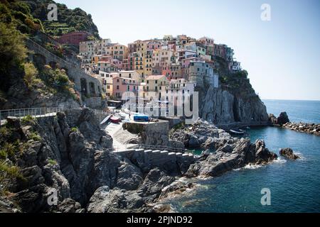 Case colorate sono incastonate sulle scogliere del villaggio di Manarola, nella pittoresca regione delle cinque Terre. Foto Stock