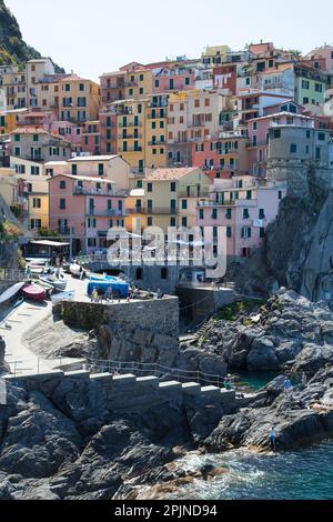 Case colorate sono incastonate sulle scogliere del villaggio di Manarola, nella pittoresca regione delle cinque Terre. Foto Stock