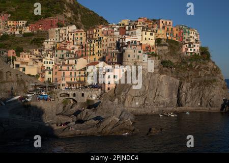 Case colorate sono incastonate sulle scogliere del villaggio di Manarola, nella pittoresca regione delle cinque Terre. Foto Stock