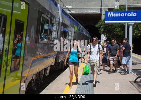 Il treno espresso delle cinque Terre presso il villaggio di Manarola, nella pittoresca regione delle cinque Terre. Foto Stock