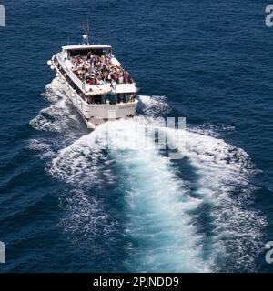 I traghetti veloci salpano tra i cinque villaggi della regione italiana delle cinque Terre. Foto Stock