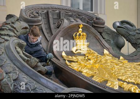 03.04.23. Vorbereitung zur Montage. Grosse Wappenkartusche am Eosanderportal, Westfassade, Humboldt Forum, Schloßplatz, Mitte, Berlino, Germania Foto Stock