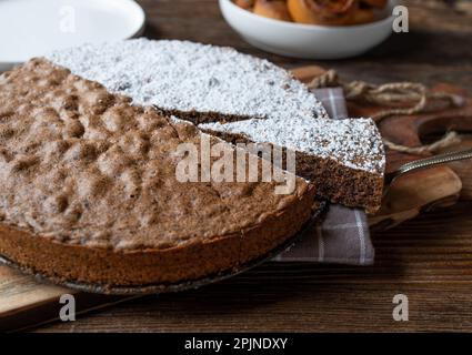 Torta caprese. Cucina tradizionale italiana. Al forno con mandorle grattugiate e leggere il cioccolato fondente. Senza glutine Foto Stock