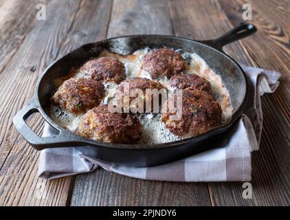 Le polpette si friggono in una padella con olio caldo Foto Stock