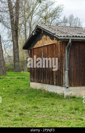 Vecchia casa prefabbricata in legno rovinata e usurata, pronta per essere rovinata Foto Stock