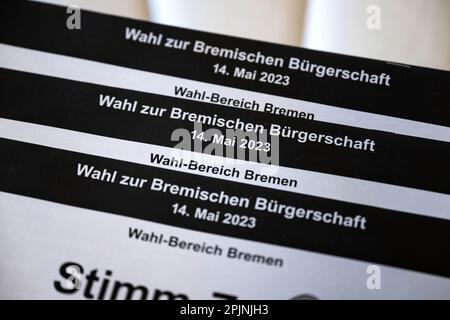 03 aprile 2023, Brema: Le schede per l'elezione al Parlamento di Brema sono disponibili presso l'Ufficio statistico di Stato. Quasi 463.000 persone possono votare alle elezioni del parlamento di Brema del 14 maggio. L'invio di notifiche elettorali inizia il 4 aprile. Foto: Sina Schuldt/dpa Foto Stock