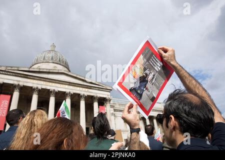 Manifesti, bandiere e messaggi sono tenuti mentre i partecipanti si riuniscono a sostegno della libertà per le donne in Iran dopo la morte di Mahsa Amini a Londra. Foto Stock