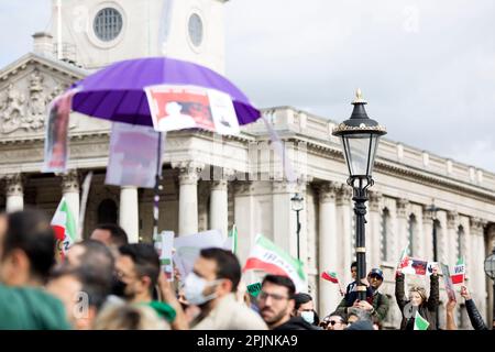 Manifesti, bandiere e messaggi sono tenuti mentre i partecipanti si riuniscono a sostegno della libertà per le donne in Iran dopo la morte di Mahsa Amini a Londra. Foto Stock