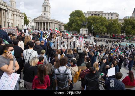 Manifesti, bandiere e messaggi sono tenuti mentre i partecipanti si riuniscono a sostegno della libertà per le donne in Iran dopo la morte di Mahsa Amini a Londra. Foto Stock