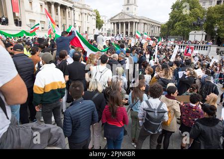 Manifesti, bandiere e messaggi sono tenuti mentre i partecipanti si riuniscono a sostegno della libertà per le donne in Iran dopo la morte di Mahsa Amini a Londra. Foto Stock