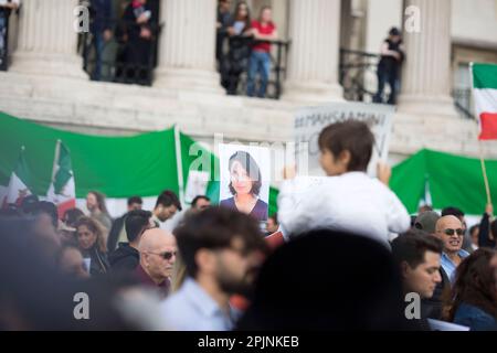 Manifesti, bandiere e messaggi sono tenuti mentre i partecipanti si riuniscono a sostegno della libertà per le donne in Iran dopo la morte di Mahsa Amini a Londra. Foto Stock