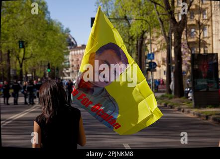 Torino, Italia. Un attivista tiene una bandiera con il volto di Ocalan durante un raduno per fermare la guerra a Rojava. Credit: MLBARIONA/Alamy Stock Photo Foto Stock