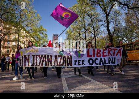 Torino, Italia. La gente ha una bandiera che mostra "Jin Jiyan, Azadi" durante un raduno per fermare la guerra a Rojava. Credit: MLBARIONA/Alamy Stock Photo Foto Stock