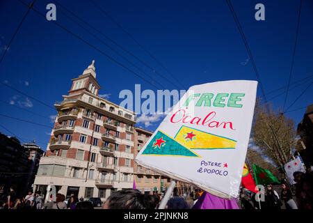 Torino, Italia. La gente tiene un cartello con la scritta “Ocalan libero” durante un raduno per fermare la guerra a Rojava. Credit: MLBARIONA/Alamy Stock Photo Foto Stock