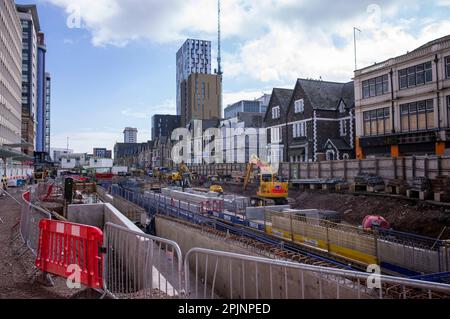 CARDIFF, GALLES - 01 APRILE: Una visione generale dei lavori di costruzione su Churchill Way il 1 aprile 2023 a Cardiff, Galles. Il Dock Feeder Canal, aprì un Foto Stock