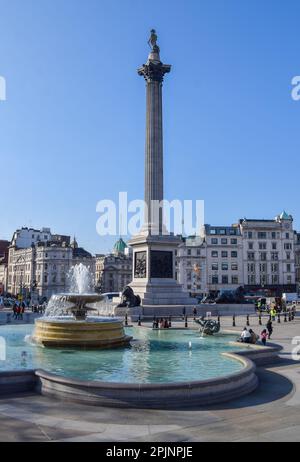 Londra, Regno Unito, 3rd aprile 2023. Colonna di Nelson e una fontana in Trafalgar Square con un cielo blu chiaro. Foto Stock