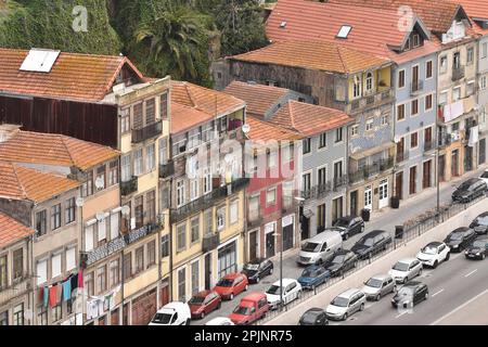 Case tradizionali e strada a Porto Portogallo. Foto Stock