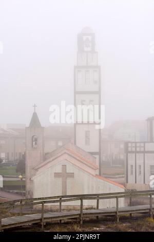 Igreja Matriz da Costa Nova chiesa, giornata di nebbia a Praia da Costa Nova vicino Aveiro Portogallo. Foto Stock