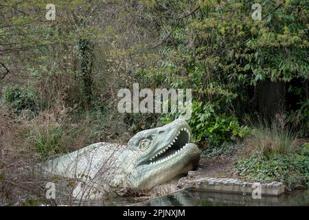 Un parco di sculture di dinosauri di grado i dell'epoca vittoriana a Crystal Palace Park, il 3rd aprile 2023, a Londra, Inghilterra. Crystal Palace Park ha ricevuto £304.000 dal National Lottery Heritage Fund per contribuire al miglioramento e al restauro della sua “isola dei dinosauri”, dove 30 pterodattili, un megalosauro e sculture di iguanodoni sono stati creati solo 10 anni dopo la coniazione del termine “dinosauro”, E sette anni prima che Charles Darwin pubblicasse la sua teoria dell'evoluzione. Foto Stock