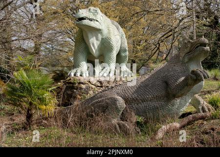 Un parco di sculture di dinosauri di grado i dell'epoca vittoriana a Crystal Palace Park, il 3rd aprile 2023, a Londra, Inghilterra. Crystal Palace Park ha ricevuto £304.000 dal National Lottery Heritage Fund per contribuire al miglioramento e al restauro della sua “isola dei dinosauri”, dove 30 pterodattili, un megalosauro e sculture di iguanodoni sono stati creati solo 10 anni dopo la coniazione del termine “dinosauro”, E sette anni prima che Charles Darwin pubblicasse la sua teoria dell'evoluzione. Foto Stock