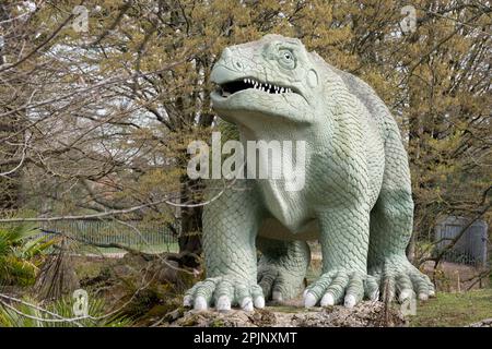 Un parco di sculture di dinosauri di grado i dell'epoca vittoriana a Crystal Palace Park, il 3rd aprile 2023, a Londra, Inghilterra. Crystal Palace Park ha ricevuto £304.000 dal National Lottery Heritage Fund per contribuire al miglioramento e al restauro della sua “isola dei dinosauri”, dove 30 pterodattili, un megalosauro e sculture di iguanodoni sono stati creati solo 10 anni dopo la coniazione del termine “dinosauro”, E sette anni prima che Charles Darwin pubblicasse la sua teoria dell'evoluzione. Foto Stock