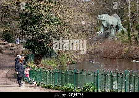 I visitatori possono ammirare le sculture di dinosauri, patrimonio dell'umanità dell'epoca vittoriana di grado i, a Crystal Palace Park, il 3rd aprile 2023, a Londra, in Inghilterra. Crystal Palace Park ha ricevuto £304.000 dal National Lottery Heritage Fund per contribuire al miglioramento e al restauro della sua “isola dei dinosauri”, dove 30 pterodattili, un megalosauro e sculture di iguanodoni sono stati creati solo 10 anni dopo la coniazione del termine “dinosauro”, E sette anni prima che Charles Darwin pubblicasse la sua teoria dell'evoluzione. Foto Stock