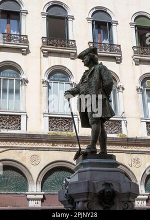 Carlo Goldoni, 1707 - 1793. Drammaturgo e librettista italiano. Statua in campo San Bartolomeo, Venezia, realizzata dallo scultore italiano Antonio D. Foto Stock