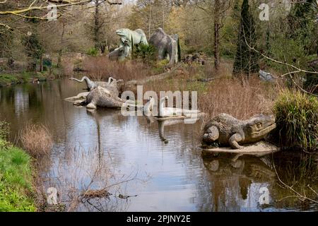 Un parco di sculture di dinosauri di grado i dell'epoca vittoriana a Crystal Palace Park, il 3rd aprile 2023, a Londra, Inghilterra. Crystal Palace Park ha ricevuto £304.000 dal National Lottery Heritage Fund per contribuire al miglioramento e al restauro della sua “isola dei dinosauri”, dove 30 pterodattili, un megalosauro e sculture di iguanodoni sono stati creati solo 10 anni dopo la coniazione del termine “dinosauro”, E sette anni prima che Charles Darwin pubblicasse la sua teoria dell'evoluzione. Foto Stock