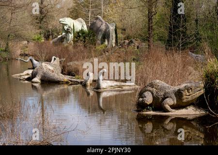 Un parco di sculture di dinosauri di grado i dell'epoca vittoriana a Crystal Palace Park, il 3rd aprile 2023, a Londra, Inghilterra. Crystal Palace Park ha ricevuto £304.000 dal National Lottery Heritage Fund per contribuire al miglioramento e al restauro della sua “isola dei dinosauri”, dove 30 pterodattili, un megalosauro e sculture di iguanodoni sono stati creati solo 10 anni dopo la coniazione del termine “dinosauro”, E sette anni prima che Charles Darwin pubblicasse la sua teoria dell'evoluzione. Foto Stock